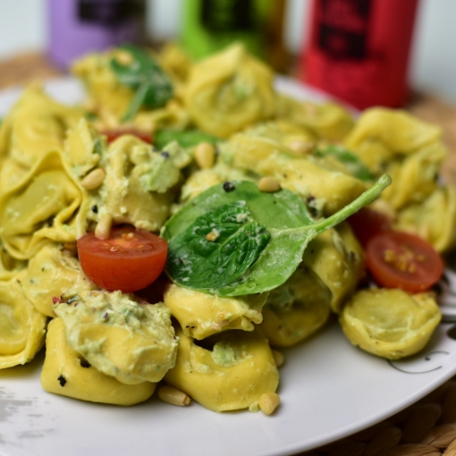 Tortellini in einer Joghurt-Avocado-Sauce