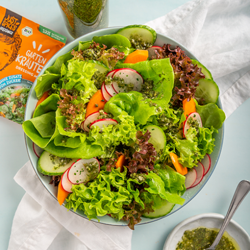 Bunter Salat mit Radieschen und Dressing Mix 
