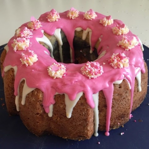Blaubeer Gugelhupf mit weißer Schokolade