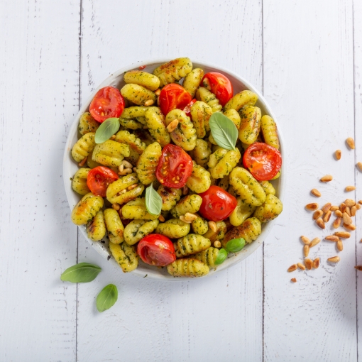 Gnocchi aus der Heißluftfritteuse mit Pesto & Cherrytomaten