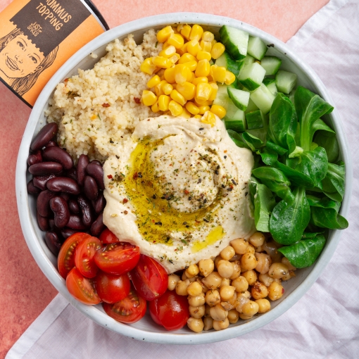 Bunte Bowl mit Hummus