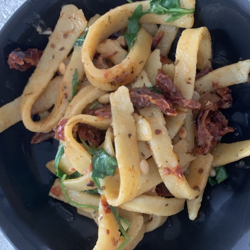 Selbstgemachte Pasta mit Tomaten und Rucola Vegan