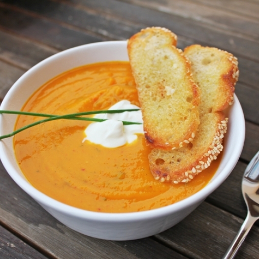 Kürbis-Karotten Suppe mit Parmesan Crustis