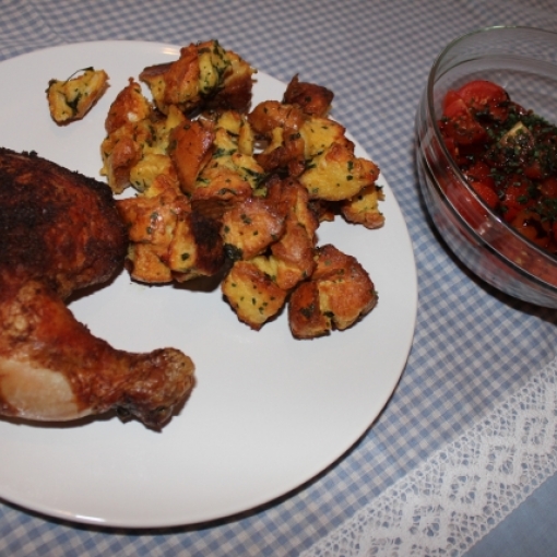 Hähnchenschenkel, Gefülltes & Tomatensalat