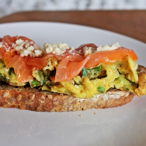 Sauerteigbrot mit Rührei und Lachs