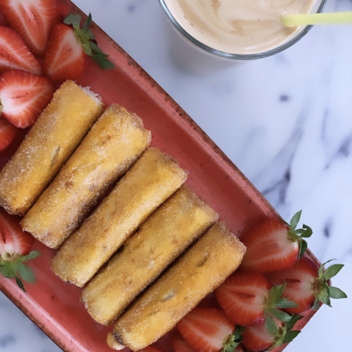French Toast Röllchen mit Nutella und Erdbeeren