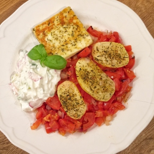 Backkartoffeln im Tomatenbett