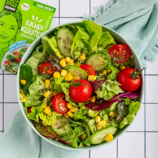 Knackiger Salat mit Mais und Dressing Mix