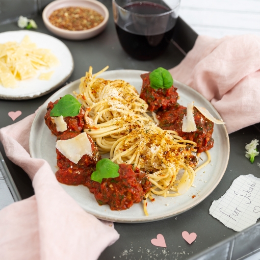 Spaghetti mit Meatballs und Tomatensoße