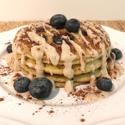 Blaubeer Pancakes mit zimtiger Frischkäseglasur