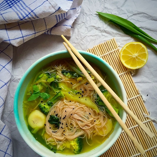 Thai-Nudelsuppe und grünem Gemüse