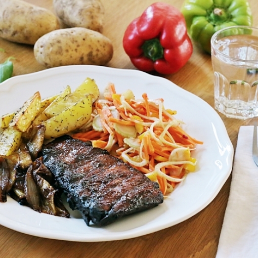 Spareribs mit Kartoffelwedges & Rohkostsalat