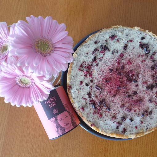 Stracciatella-Käsekuchen mit Sauerkirschen