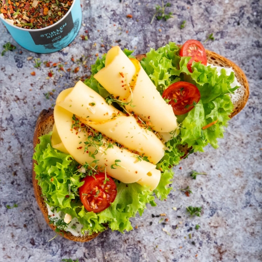 Belegte Brote mit Käse & Salat