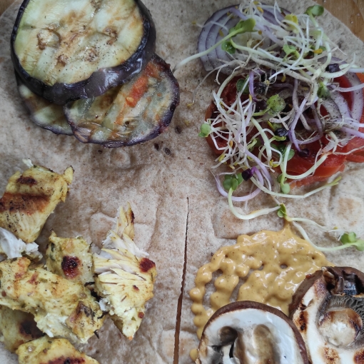 Wrap gefüllt mit gegrilltem Gemüse und Hähnchenbrust