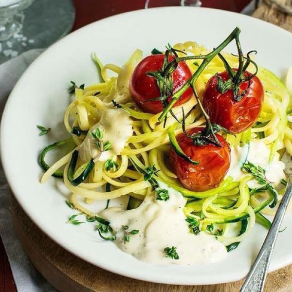 Zucchini-Nudeln mit geschmolzenen Tomaten und Parmesan-Schaum | Rezept ...