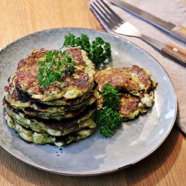Knusprige Zucchini-Feta Puffer | Rezept | JUST SPICES Knusprige Zucchini-Feta Puffer | Rezept | JUST SPICES
