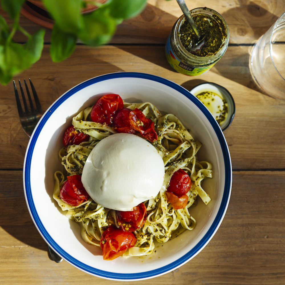 Pasta mit Pesto, Burrata und Tomaten | Rezept | JUST SPICES®