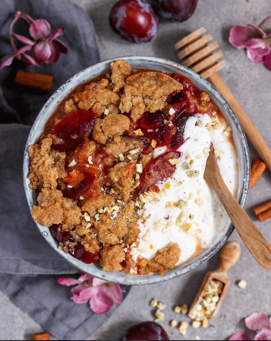 Pflaumen Zimt- Crumble mit fruchtigem Joghurt | Rezept | JUST SPICES®