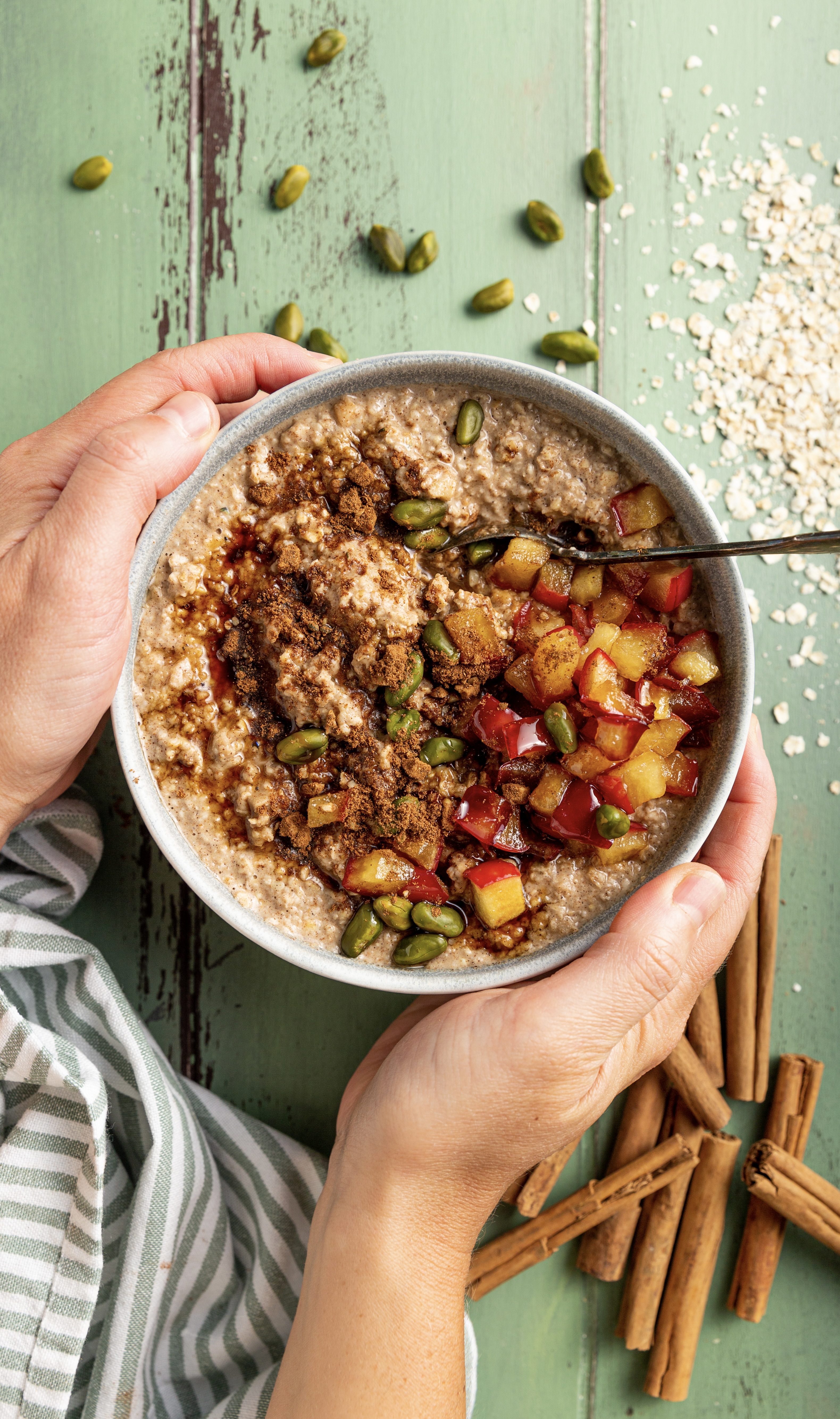 Apfel Zimt Porridge mit Pistazien 