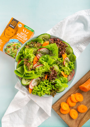 Grüner Salat mit Garten Kräuter Dressing 