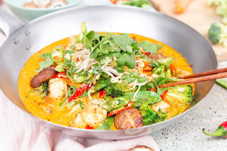 Wok Thai Curry mit Hähnchen und Erdnüssen 