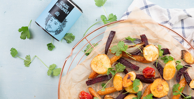 Buntes Ofengemüse darunter Pastinake mit Tahin Joghurt Dip 