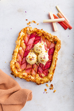 Rhabarber Galette mit Eis 