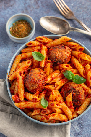 Penne mit Ofenfrikadellen in Tomatensoße 