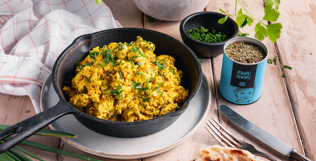 Veganes Rührei in der Pfanne 