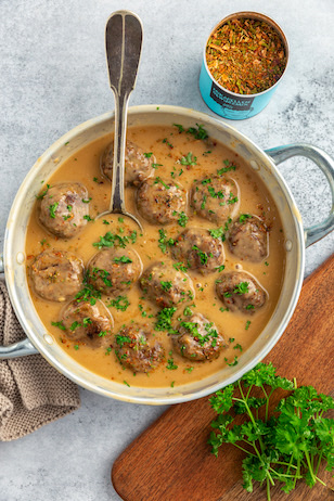 Vegane Köttbullar mit Petersilie garniert