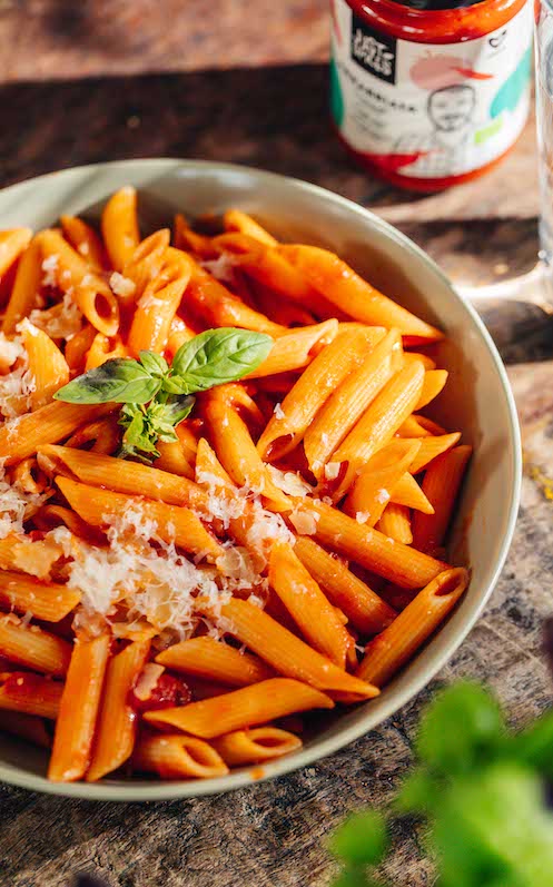 Penne Arrabbiata mit Parmesan und Basilikum