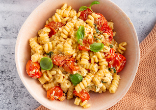 Cremige Pasta mit Feta und Tomaten und Basilikum 