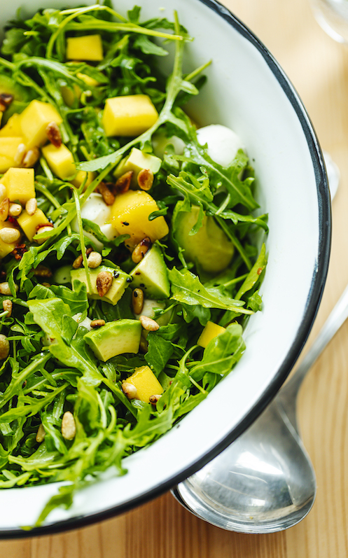 avocado-mango-rucola-salat-mit-kleinen-mozzarella-kugeln