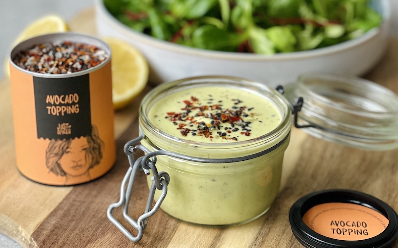 avocado-dressing-in-einem-einmachglas-mit-avocado-gewuerz