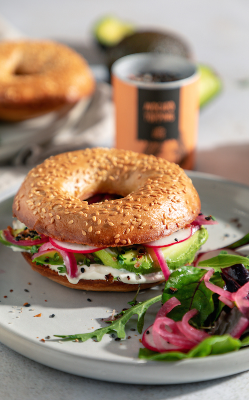 avocado-bagel-mit-salat mit Avocado Topping 