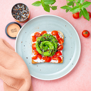 Avocado Brot mit Tomaten 