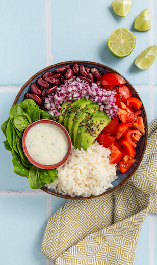 Burrito Bowl mit Kidneybohnen, Reis, Avocado, Tomaten, und roten Zwiebeln