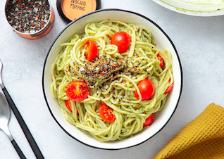 Cremige Avocado Pasta mit Tomaten 