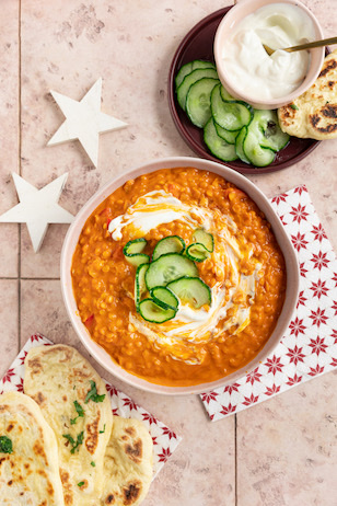 Linsen Curry mit Joghurt und Naan Brot 