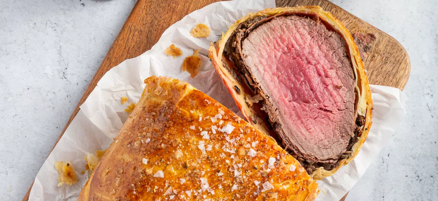 aufgeschnittenes-beef-wellington-auf-einem-brett