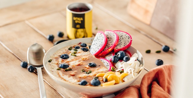 Bircher Müsli mit Nussmuss und Früchten 