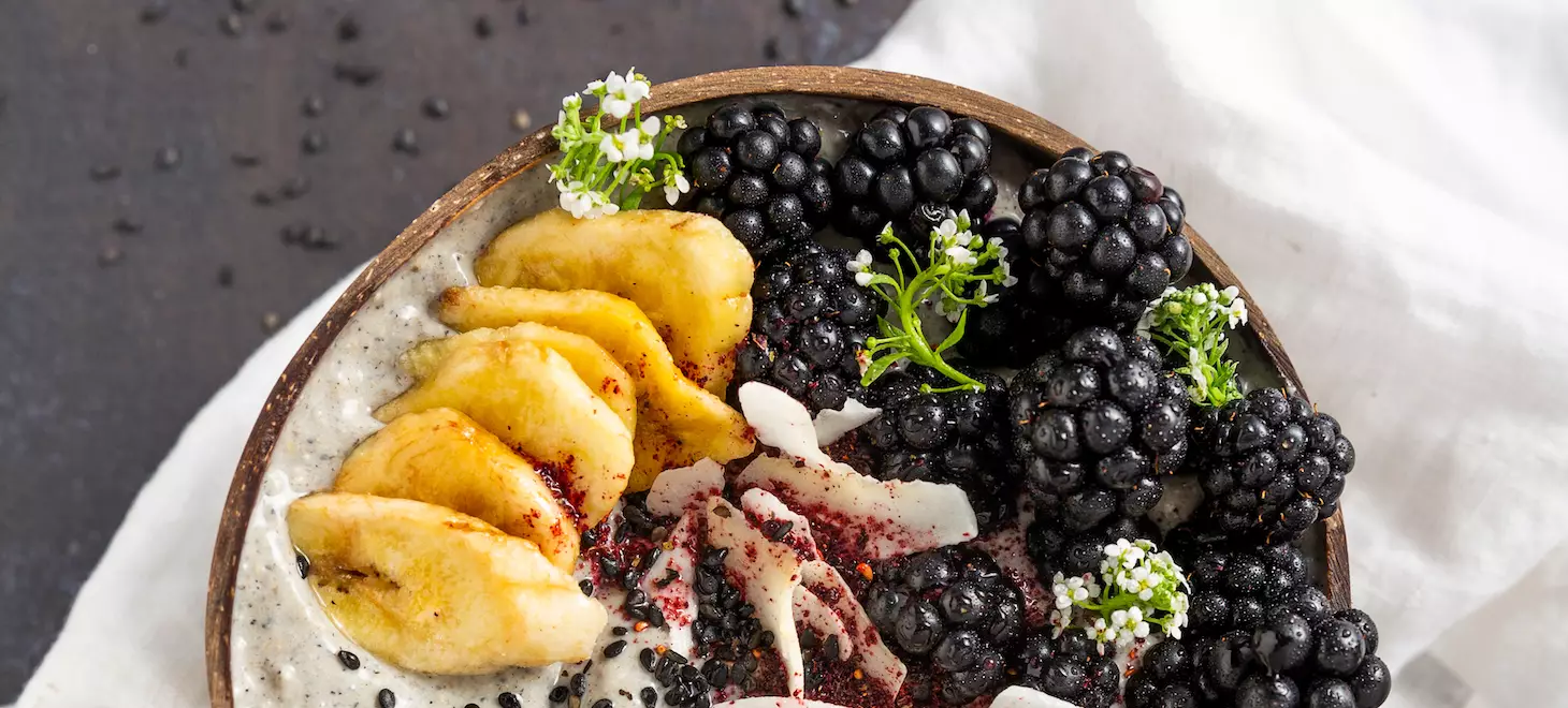 smoothie-bowl-mit-brombeeren-und-bananen-chips-dekoriert