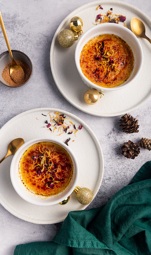 creme-brulee-in-schalen-mit-essbaren-blueten-dekoriert