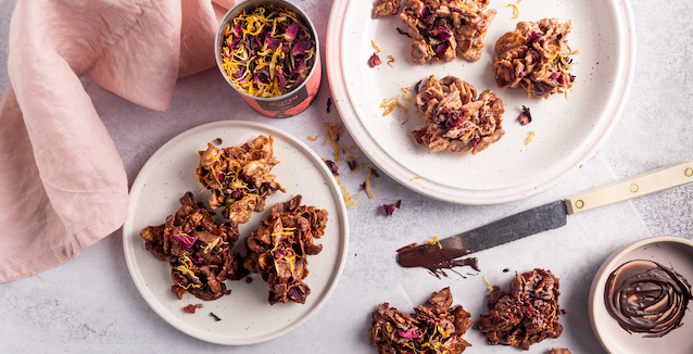 Schoko Mandel Crossies mit essbaren Blüten 