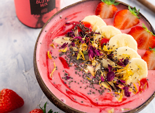 Erdbeere Smoothie Bowl dekoriert mit Banane, Erdbeeren, Chia und dem Just Spices Blütenmix 