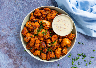 Vegane Blumenkohl Buffalo Wings mit Dip