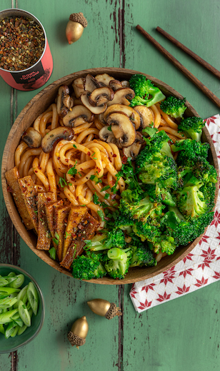Udon Nudel Bowl mit Brokkoli, Champignons und Tofu