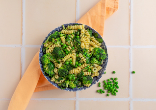 One-Pot Gemüse Pasta mit Erbsen und Brokkoli 