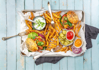 Cheesburger mit Pommes 